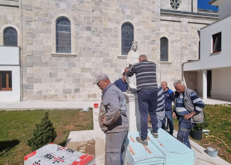 U dvorištu samostana na Brigu postavljen kip Blažene Djevice Marije