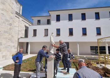 U dvorištu samostana na Brigu postavljen kip Blažene Djevice Marije