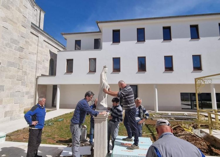 U dvorištu samostana na Brigu postavljen kip Blažene Djevice Marije