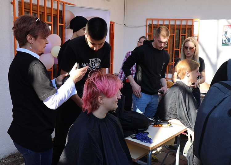 Mostar: 40 učenika doniralo kosu za izradu perika za oboljele od karcinoma