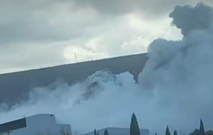 Veliki požar u krugu Aluminija, gasi ga preko 20 vatrogasaca, ne zna se uzrok