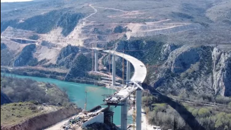 Most Počitelj samo što nije povezao obale Neretve