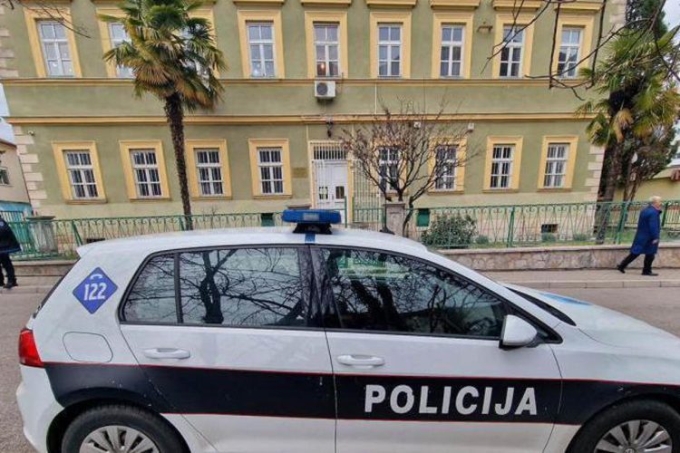 Pronađena bomba? Policija sprječava ulazak u srednju medicinsku školu