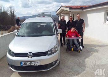 Široki Brijeg: Obitelj mladića rođenog s cerebralnom paralizom dobila specijalizirano vozilo