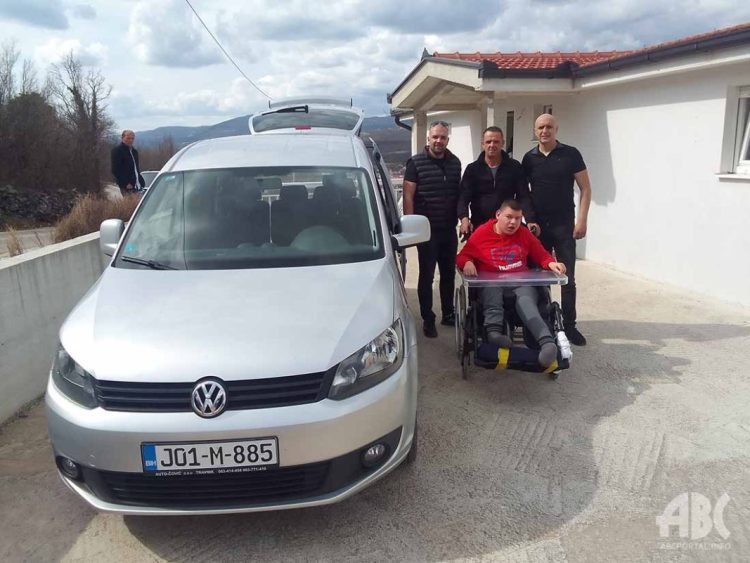 Široki Brijeg: Obitelj mladića rođenog s cerebralnom paralizom dobila specijalizirano vozilo