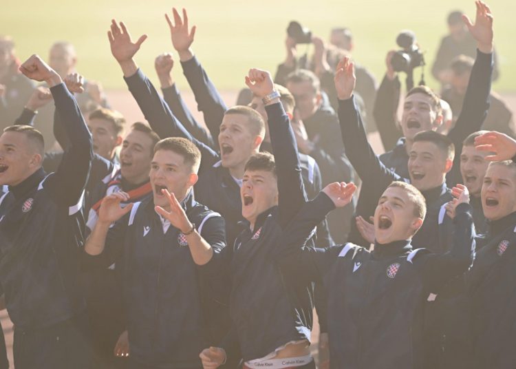 Navijači priredili doček juniorima Hajduka na Poljudu