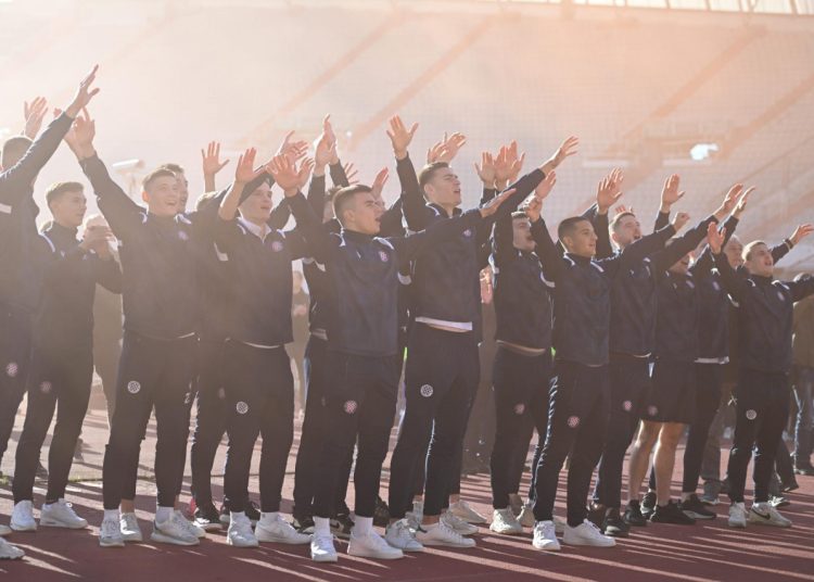 Navijači priredili doček juniorima Hajduka na Poljudu