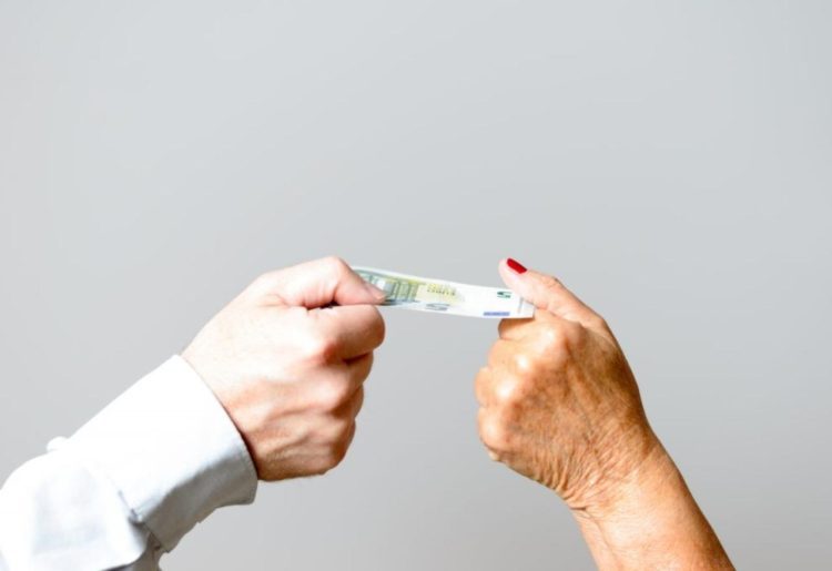 74-godišnjakinja lažnom policajcu dala 9.500 eura