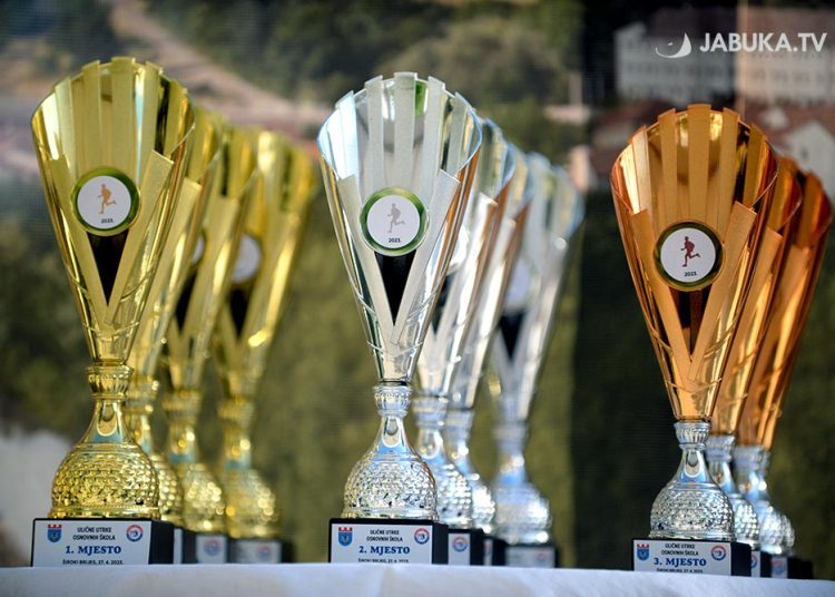 Školarci iz Širokog Brijega trčali na 25. Uličnim utrkama