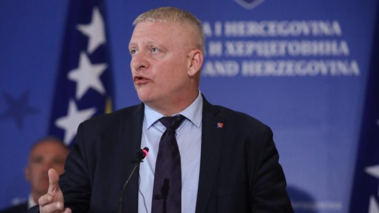 Zlatan Begić pokazao srednji prst američkom veleposlaniku