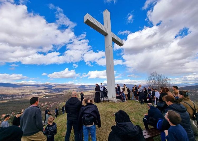 Dvadeset godina tradicije Puta križa u Mokrom (FOTO)