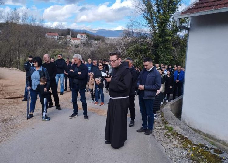 Dvadeset godina tradicije Puta križa u Mokrom (FOTO)