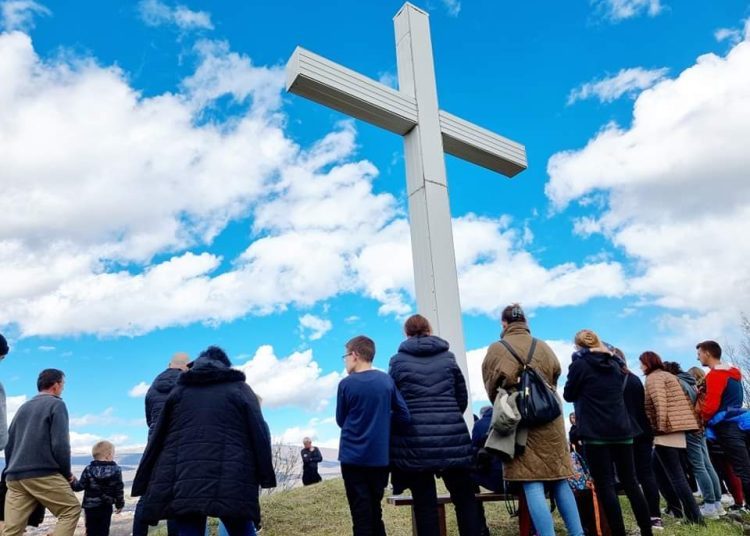 Dvadeset godina tradicije Puta križa u Mokrom (FOTO)