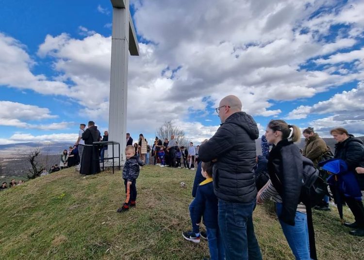 Dvadeset godina tradicije Puta križa u Mokrom (FOTO)