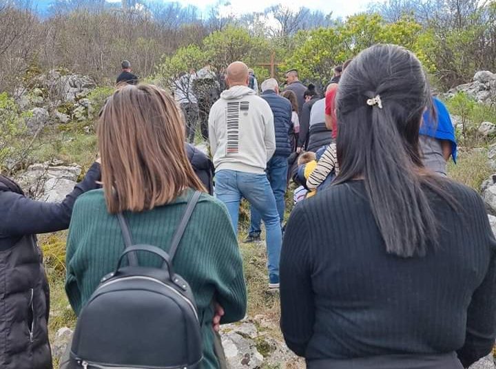 Dvadeset godina tradicije Puta križa u Mokrom (FOTO)