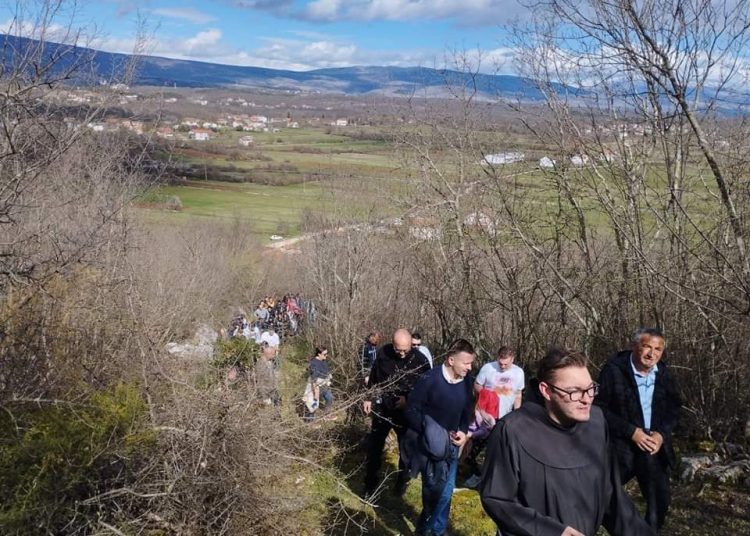 Dvadeset godina tradicije Puta križa u Mokrom (FOTO)