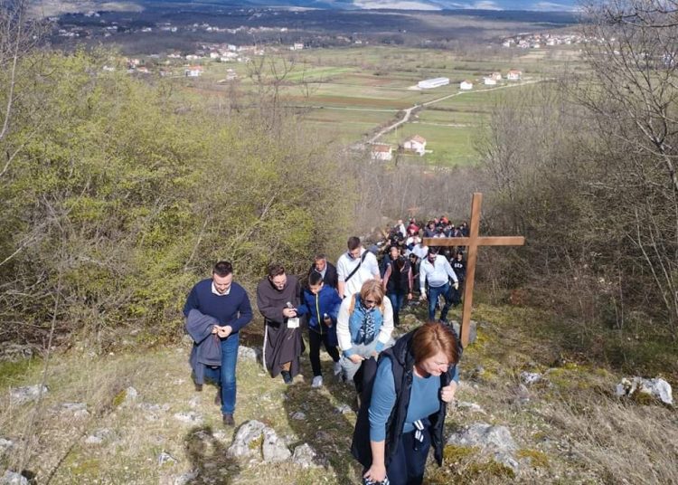 Dvadeset godina tradicije Puta križa u Mokrom (FOTO)