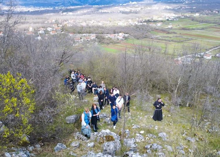 Dvadeset godina tradicije Puta križa u Mokrom (FOTO)
