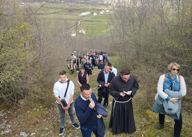 Dvadeset godina tradicije Puta križa u Mokrom (FOTO)