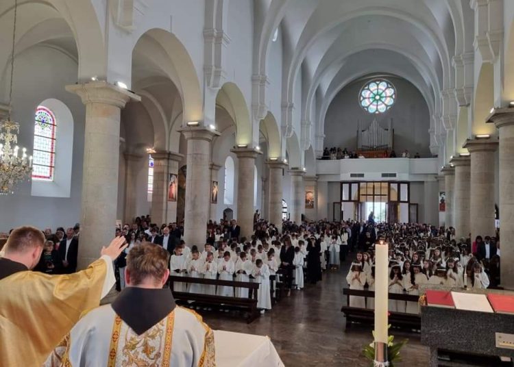 Široki Brijeg: 195 djece primilo sakrament Prve svete pričesti