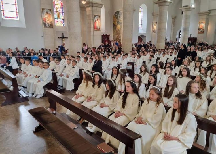 Široki Brijeg: 195 djece primilo sakrament Prve svete pričesti