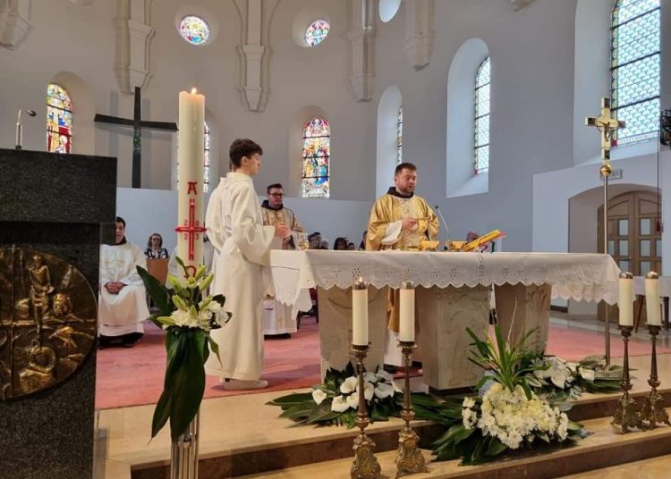 Široki Brijeg: 195 djece primilo sakrament Prve svete pričesti