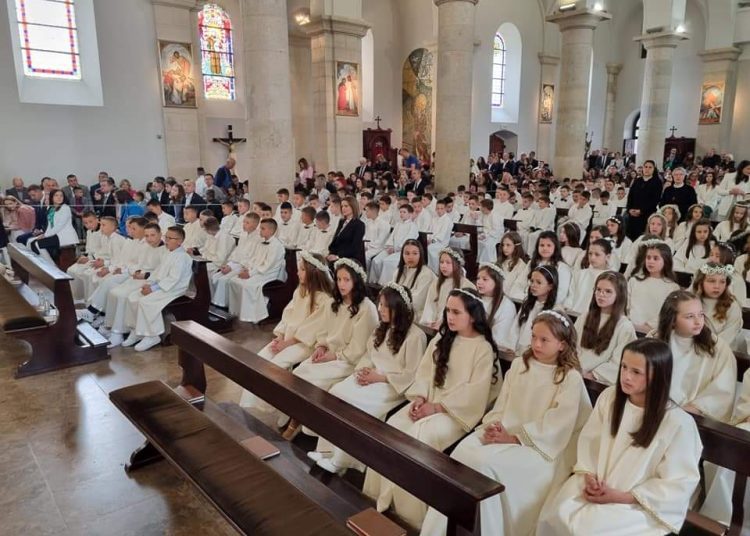 Široki Brijeg: 195 djece primilo sakrament Prve svete pričesti