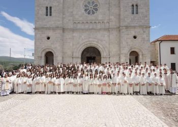 Na Širokom Brijegu krizmalo se 203 mladih