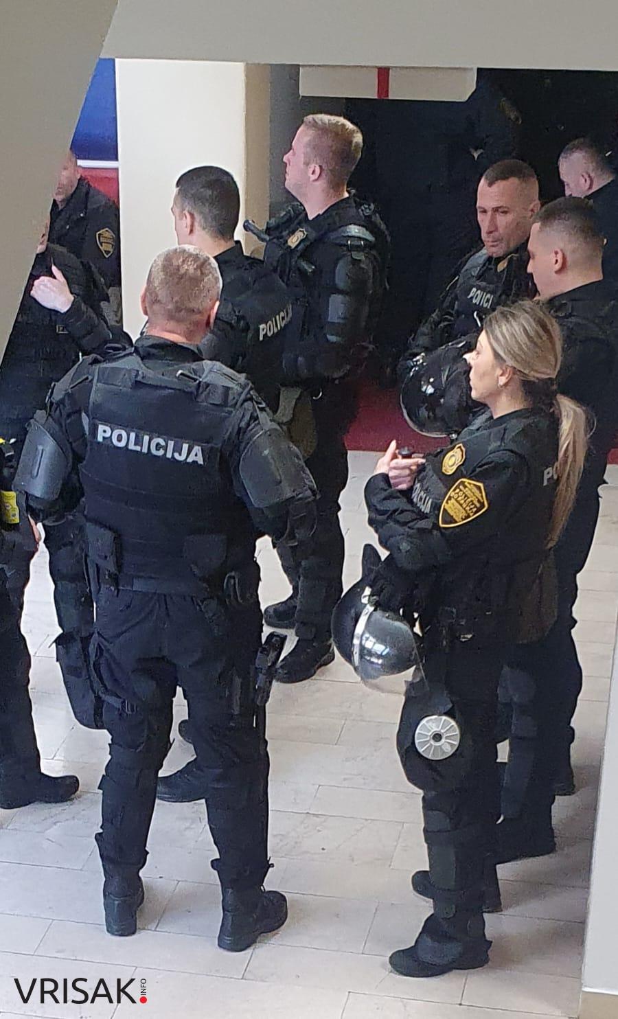 Vrisak.info uživo iz Sarajeva: Donosimo fotografije iz Parlamenta Federacije