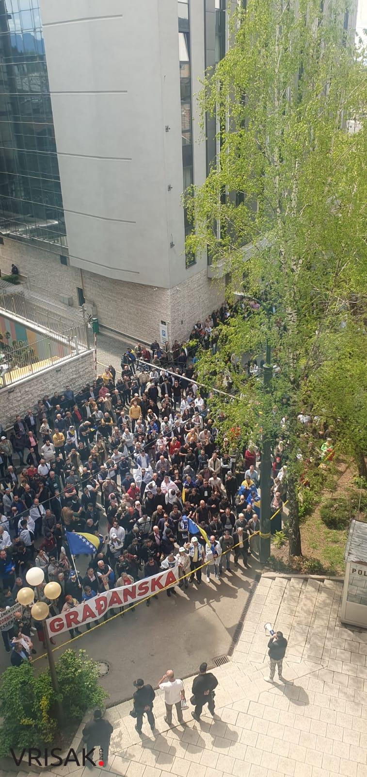 Vrisak.info uživo iz Sarajeva: Donosimo fotografije iz Parlamenta Federacije