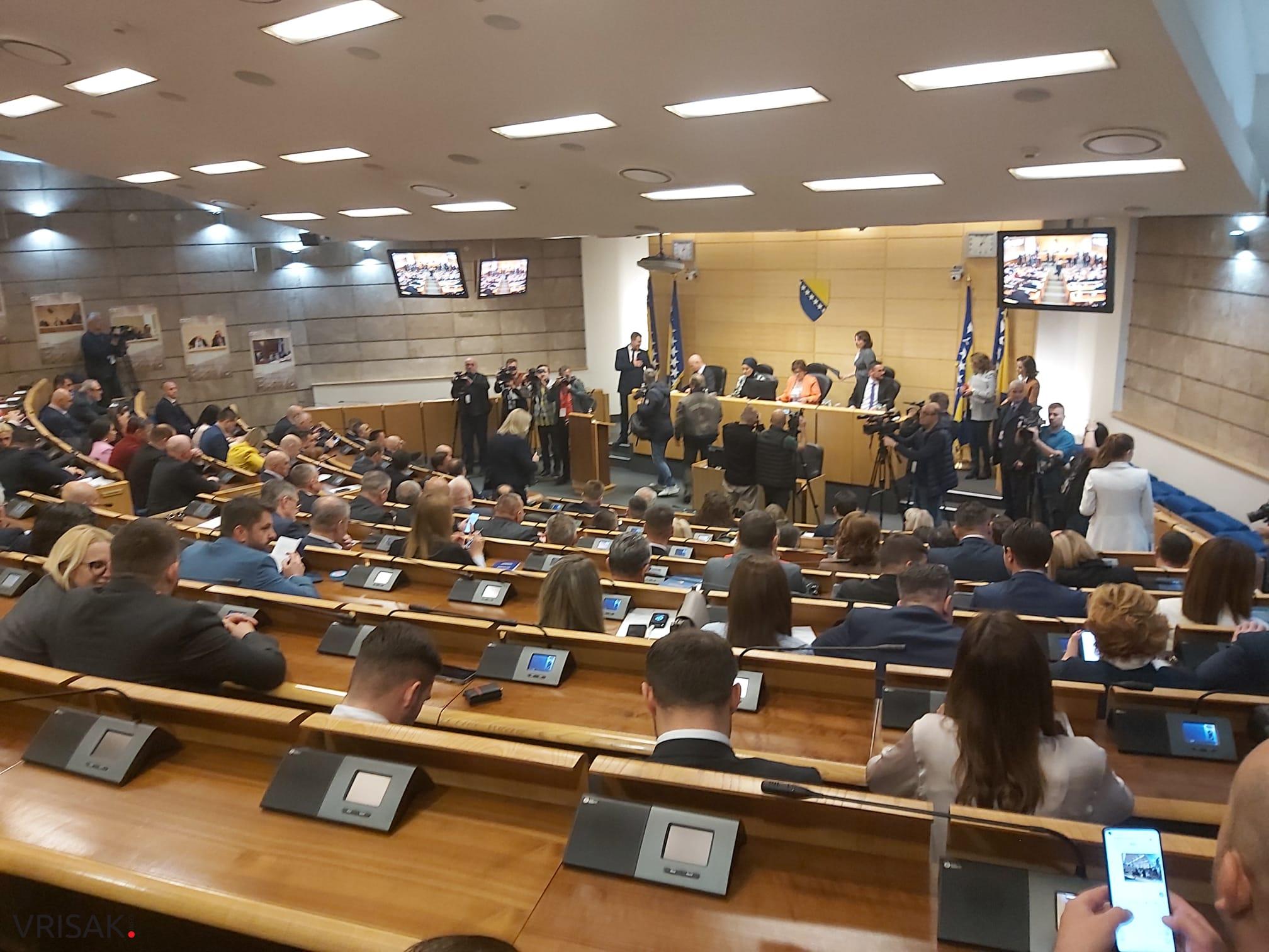 Vrisak.info uživo iz Sarajeva: Donosimo fotografije iz Parlamenta Federacije