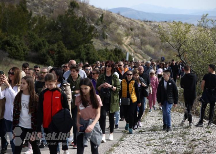Tisuće vjernika u pobožnosti Križnog puta na brdu Hum