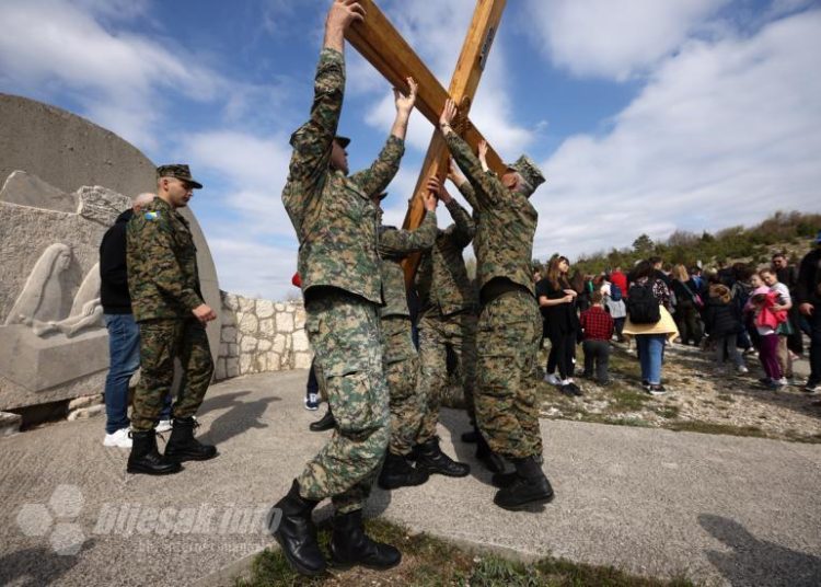 Tisuće vjernika u pobožnosti Križnog puta na brdu Hum