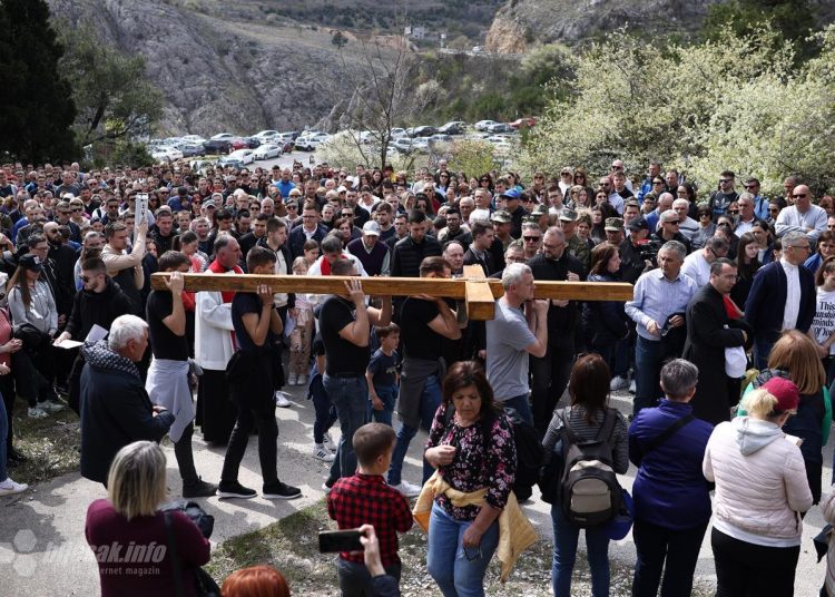 Tisuće vjernika u pobožnosti Križnog puta na brdu Hum