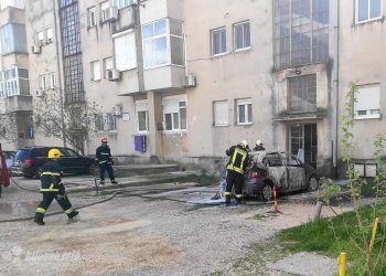 FOTO: U Mostaru izgorio automobil