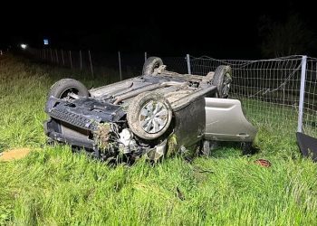 FOTO: Izletio s ceste i završio na krovu