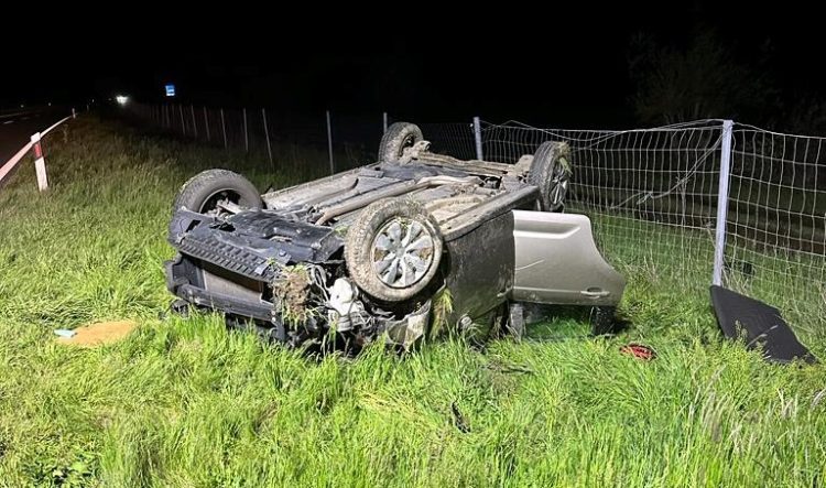 FOTO: Izletio s ceste i završio na krovu