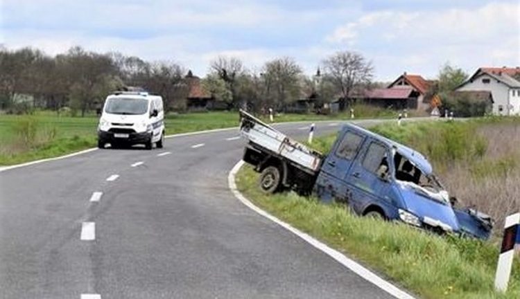 Pijani maloljetnik (17) teretnim vozilom izletio s ceste i teško stradao