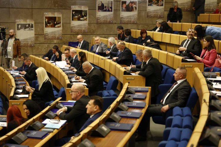 Jedan SDA-ov izaslanik u Klubu Bošnjaka namjerava se prikloniti “Osmorci”!?