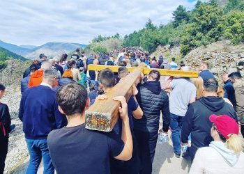 Tisuće vjernika u pobožnosti Križnog puta na brdu Hum