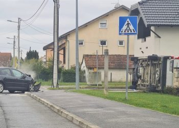 Kombi na boku, peugeot totalka: Vozač ignorirao ‘Stop’ na križanju