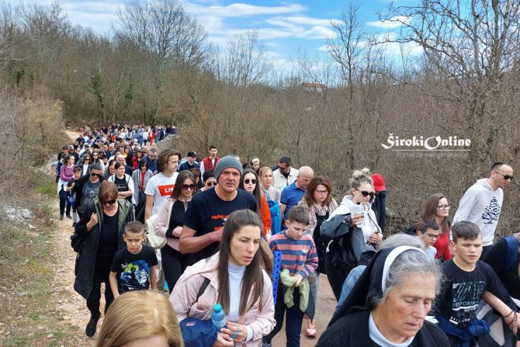 Preko tisuću vjernika na Putu križa od Uzarića do crkve na Širokom Brijegu