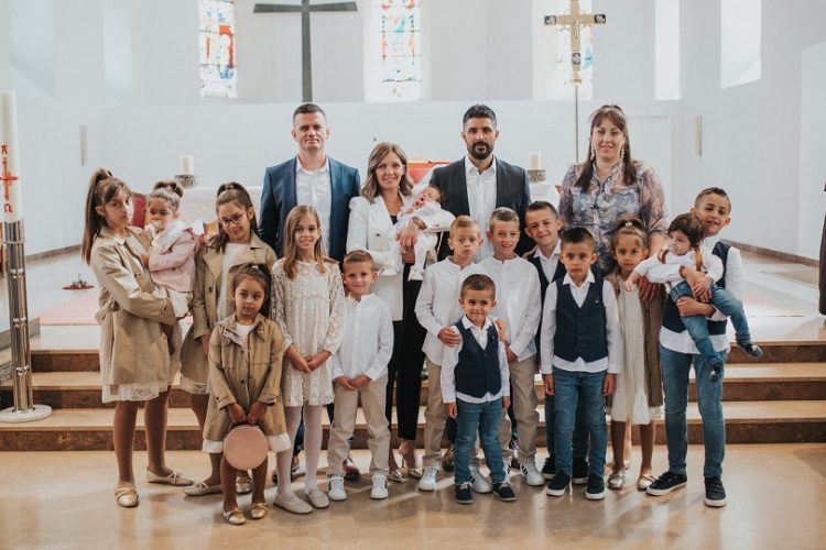 Široki Brijeg: Obitelj krstila peto dijete, a kuma im je bila majka desetero djece