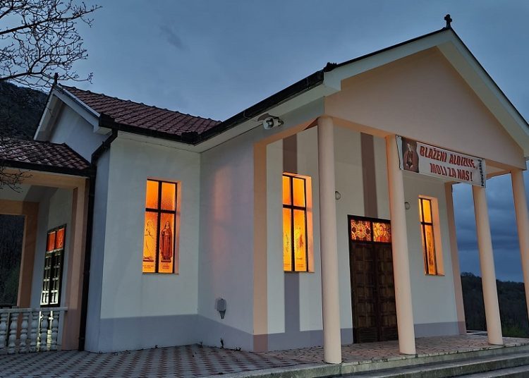 Crkva u Podvraniću obogaćena vitrajnim folijama