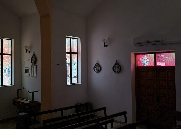 Crkva u Podvraniću obogaćena vitrajnim folijama