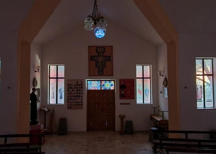 Crkva u Podvraniću obogaćena vitrajnim folijama