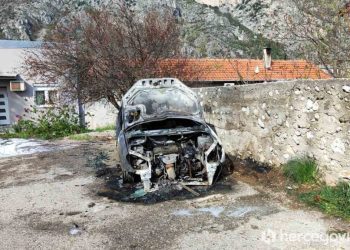 U Mostaru noćas izgorio osobni automobil