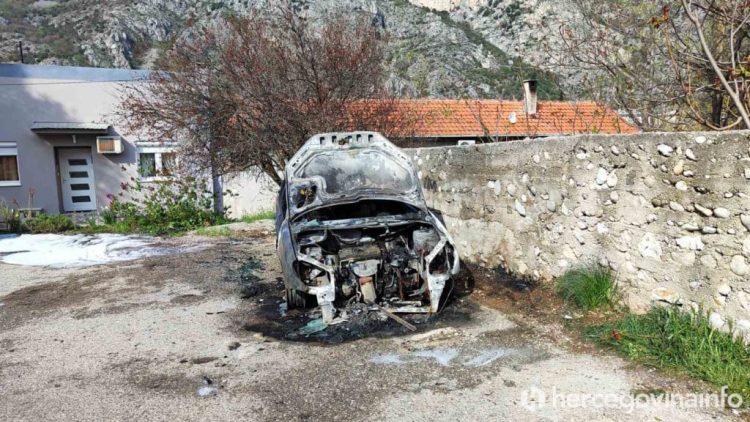 U Mostaru noćas izgorio osobni automobil