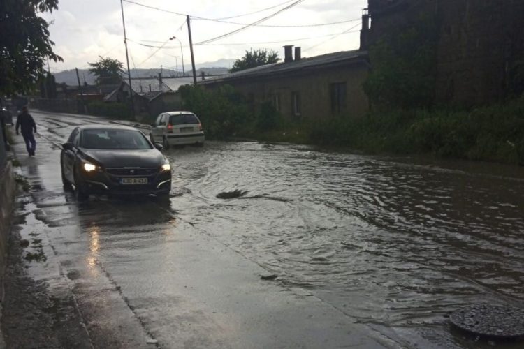 Jako nevrijeme pogodilo Sarajevo, kolaps u prometu