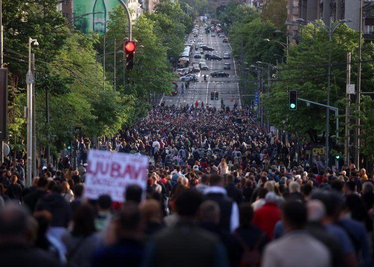 Deseci tisuća ljudi na prosvjedima u Beogradu i drugim gradovima u Srbiji